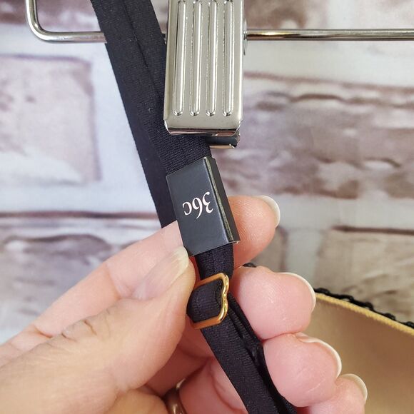 Victoria Secrets Bra 36C - Picture 7 of 13